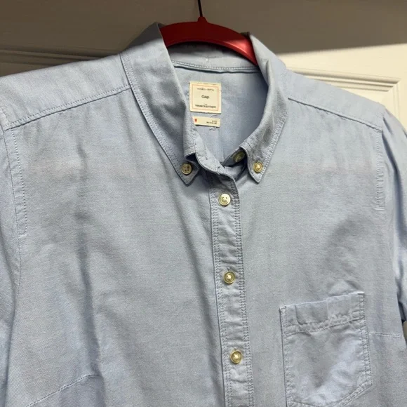 GAP Shrunken Boyfriend Button-Down Shirt in Light Blue Wash, Size: M - Picture 3 of 7
